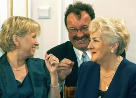 Jako wpływowy sekretarz Krajowej Rady Radiofonii i Telewizji z ówczesną przewodniczącą KRRiT Danutą Waniek (z prawej) i członkinią Rady Sławomirą Łozińską (z lewej).