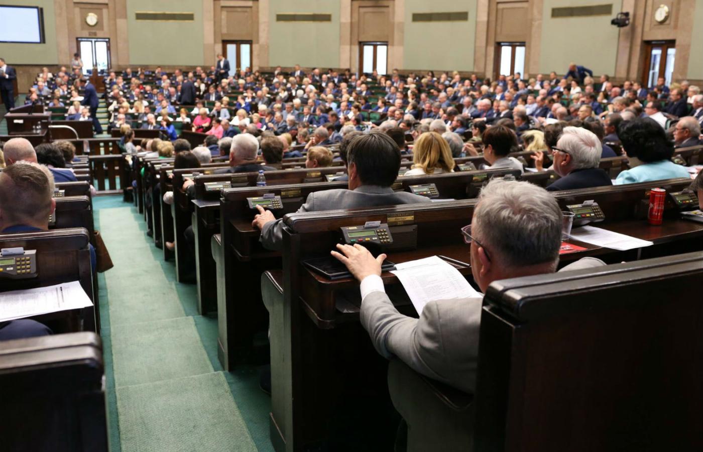 Posłowie na sali plenarnej Sejmu