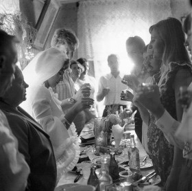 Dzisiejsze stoły weselne też są bardziej obciążone niż te w latach 70. Wiejskie wesele w domu.  Siematycze, sierpień 1975 r.