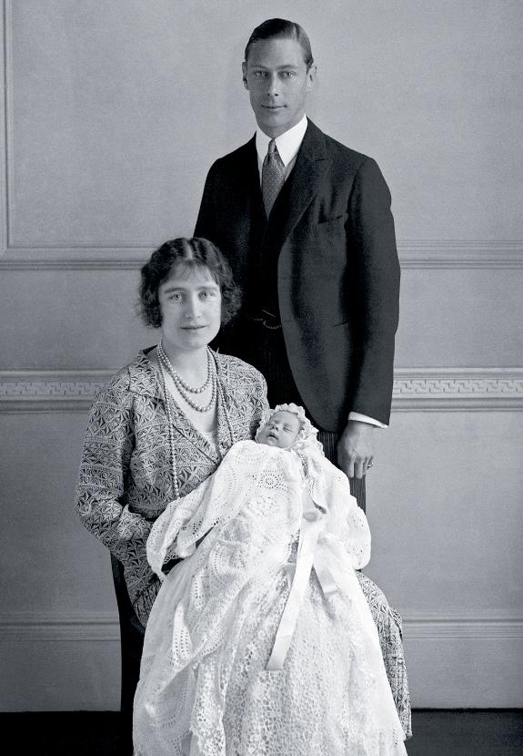 Nie było oczywiste, że zostanie monarchinią. Oczywiste było tylko, jakie dostanie imię. Nowo narodzona córka z ojcem, późniejszym królem Jerzym VI, i Elżbietą, słynną niebawem królową matką (1926).