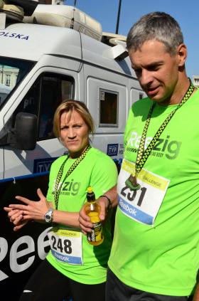 Posłanka PO Iwona Guzowska i ówczesny poseł PJN Paweł Poncyliusz po biegu, który w 2011 roku odbył się na warszawskim placu Teatralnym.