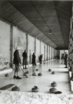 Pierwsza kryta hala do gry w curling, którą oddano do użycia w Park Hotel Regina Titlis w Engelbergu w 1923 r.