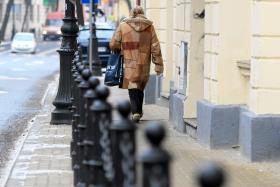 Z kolei w Lublinie drogowcy postanowili ochronić pieszych przed parkującymi samochodami. Ale najwyraźniej próbowali znaleźć jakiś kompromis, bo słupki ustawili niemal na środku chodnika.