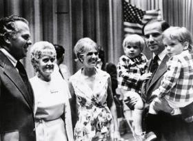Joe Biden z synami Hunterem i Beau oraz z pierwszą żoną Neilią, 1972 r. Obok gubernator Sherman W. Tribbitt i jego żona Jeanne.