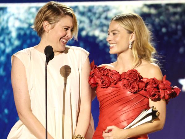 Greta Gerwig i Margo Robbie z nagrodą Critics Choice Awards, 14 stycznia 2024 r.