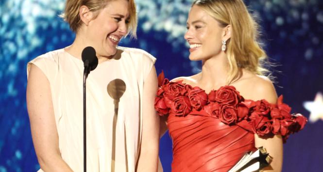Greta Gerwig i Margo Robbie z nagrodą Critics Choice Awards, 14 stycznia 2024 r.