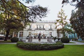 Pałacyk Sobańskich, gdzie mieści się restauracja Amber Room, to siedziba Klubu Polskiej Rady Biznesu i miejsce licznych biznesowych spotkań.