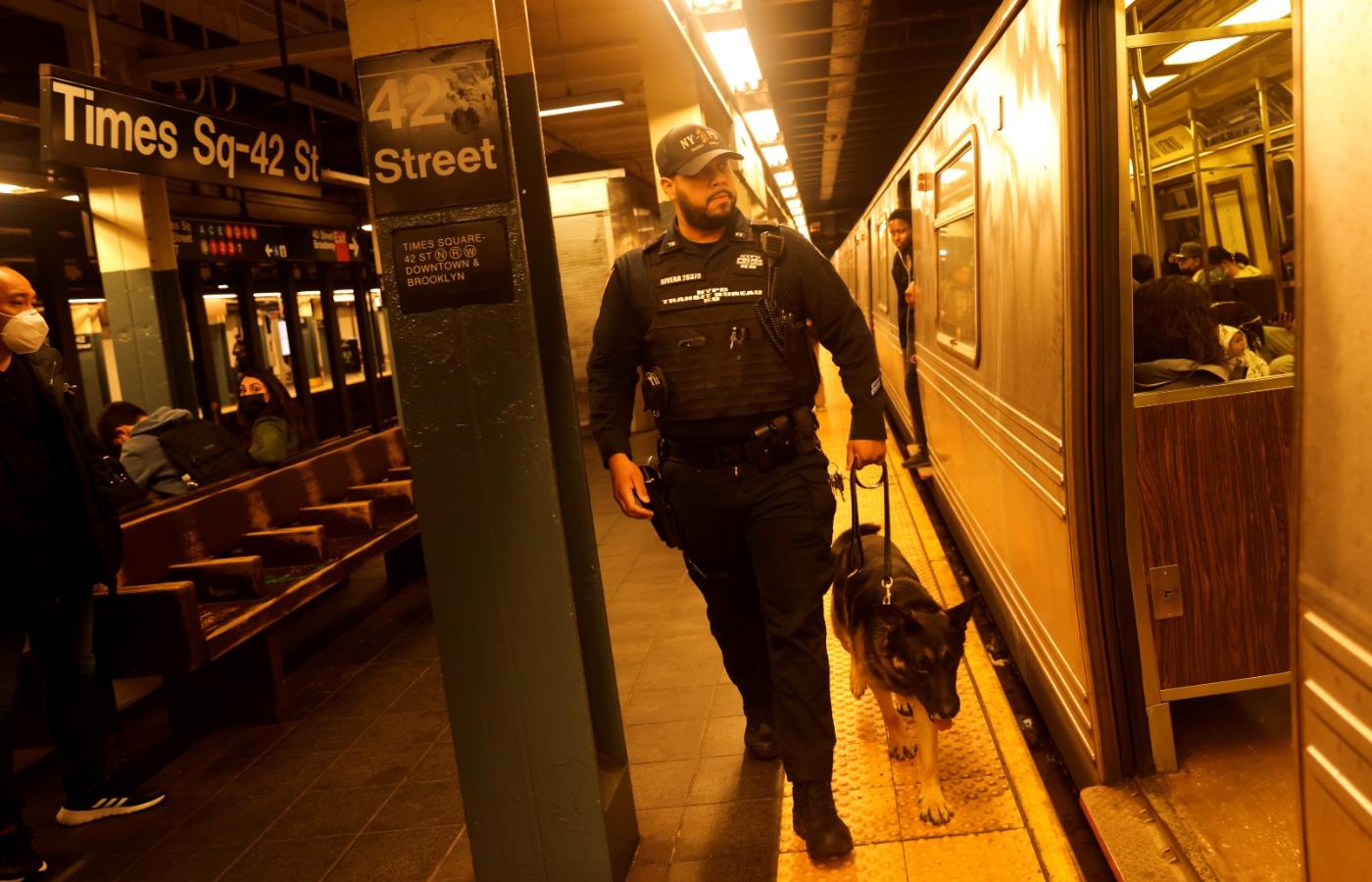 Policja patroluje stacje metra w poszukiwaniu sprawcy ataku.