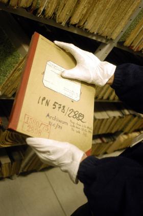 Zbiór zastrzeżony IPN wydzielono na mocy ustawy z 1998 r. i chroniono jako zasób istotny z punktu widzenia bezpieczeństwa kraju. I oto nagle ukryte tam dane polskiego wywiadu stały się jawne.