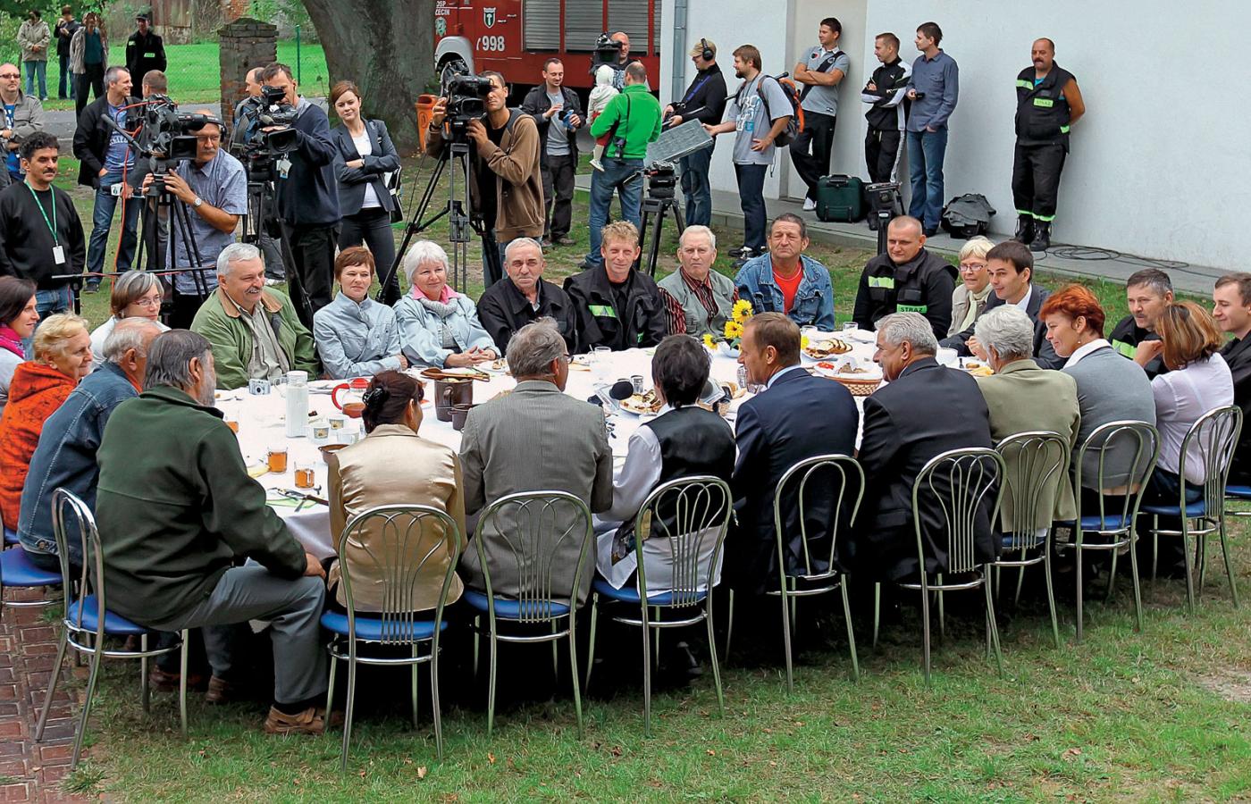 Premier Donald Tusk na śniadaniu z mieszkańcami wielkopolskiego Rzecina.