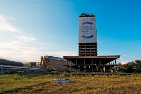 Kraków, w samym centrum miasta straszy niedoszły 92-metrowy wieżowiec. Imponujący wieszak dla banerów reklamowych.