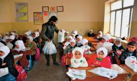 Rozdawanie kredek w szkole w Niniwie – zdjęcie z materiałów prasowych PI.