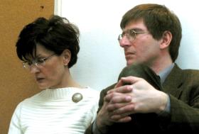 Marzena Paczuska i Krzysztof Skowroński podczas konferencji prasowej TVP w 2003 r.