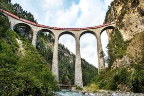 Ekspres Bernina (Koleje Retyckie). Mówi się, że to trasa dla tych, którzy nie obawiają się wysokości – pociągi przejeżdżają przez 196 mostów, 55 tuneli, pokonując dystans 122 km. Trasa ta, niezwykle malownicza, łączy północ i południe kraju. Podróż rozpoczynamy w miejscowości Chur lub St. Moritz, możemy tak dojechać aż do Tirano po stronie włoskiej. Na zdjęciu jeden z piękniejszych etapów tej drogi – pociąg pnie się wiaduktem Landwasser. Widoki wręcz pocztówkowe.