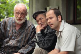 Krzysztof Gosztyła na planie serialu „Blondynka”. Obok niego (od lewej): Krzysztof Kiersznowski i Sławomir Zapała.