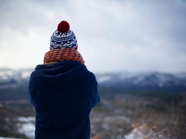 Zasada „ubieraj się na cebulkę”, która brzmi jak porada babci, ma solidne podstawy fizyczne.