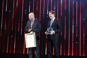 Laur Kreatora kultury wręczyli prezes Stowarzyszenia Autorów ZAiKS Janusz Fogler (ZAiKS kończy niedługo sto lat i jest partnerem tej nagrody) oraz Jim Samples, prezes zarządu TVN. W tym roku po raz pierwszy transmitowaliśmy galę na żywo właśnie w tej stacji. Dobra zmiana!