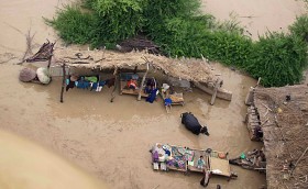 Rodzina pozostała w swojej zagrodzie we wsi Kandh Kot niedaleko Sukkur. 9 sierpnia 2010 r.