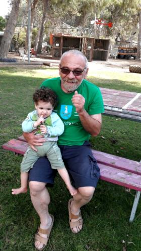 Alex Dancyg z wnukiem w kibucu Nir Oz