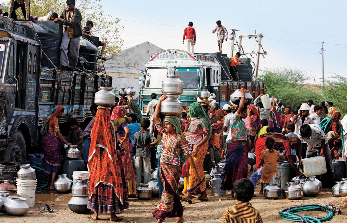 Kobiety w Indiach mają czasem 20 km do najbliższego źródła wody pitnej.