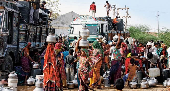 Kobiety w Indiach mają czasem 20 km do najbliższego źródła wody pitnej.