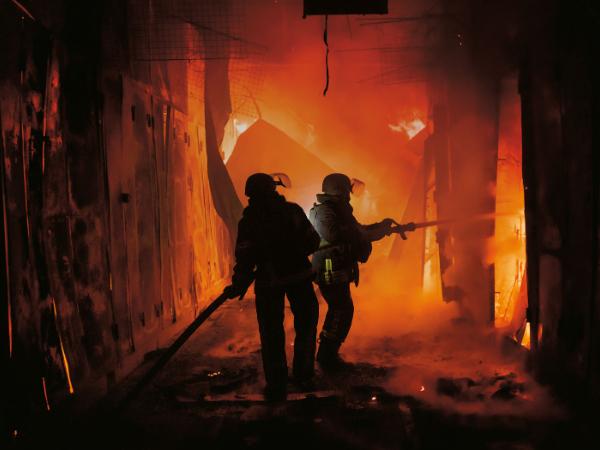 Życie cywili jest coraz trudniejsze. Toczy się w rytmie ciągłych alarmów przeciwlotniczych, wybuchów, wyłączeń energii elektrycznej.