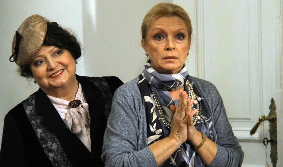 Spektakl Barta jest starannie zrealizowany i wystylizowany. Na zdj. Krystyna Tkacz i Ewa Wiśniewska