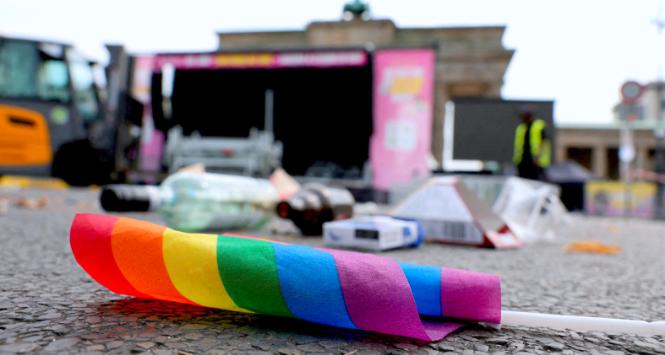 Demontaż infrastruktury parady w pobliżu Bramy Brandenburskiej po śmiertelnym incydencie, w którym pojazd wjechał w tłum w pobliżu corocznej parady Christopher Street Day Pride w Berlinie w sobotni wieczór, 26 lipca 2026 r.