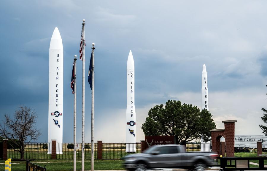 Trzy międzykontynentalne pociski balistyczne – Peacekeeper, Minuteman III i Minuteman I – wystawione na pokaz w Bazie Sił Powietrznych F.E. Warren w Wyoming.