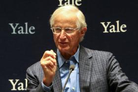 William Nordhaus jako jeden z pierwszych ekonomistów już w latach 70. zaczął badać zmiany środowiskowe i klimatyczne jako problem ekonomiczny.