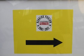 Tymczasem my, jako widzowie, najpierw udajemy się wprawo. Ceremonię wręczenia naszych politycznych nagród czas zacząć...