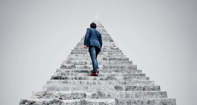 Żyć bez egocentryzmu i nierealistycznie pozytywnej percepcji samego siebie jest ludziom po prostu ciężej.