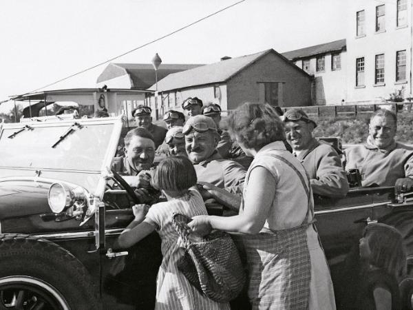 Hitler i jego kierowca Julius Schreck. Z tyłu od prawej: adiutanci SS-Führer Julius Schaub i SA-Obergruppenführer Wilhelm Brückner, przed 1941 r.