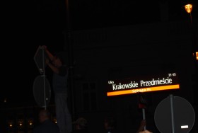 Warszawa, Krakowskie Przedmieście. Jest poniedziałek, 9 sierpnia AD 2010.  Godzina 23.00