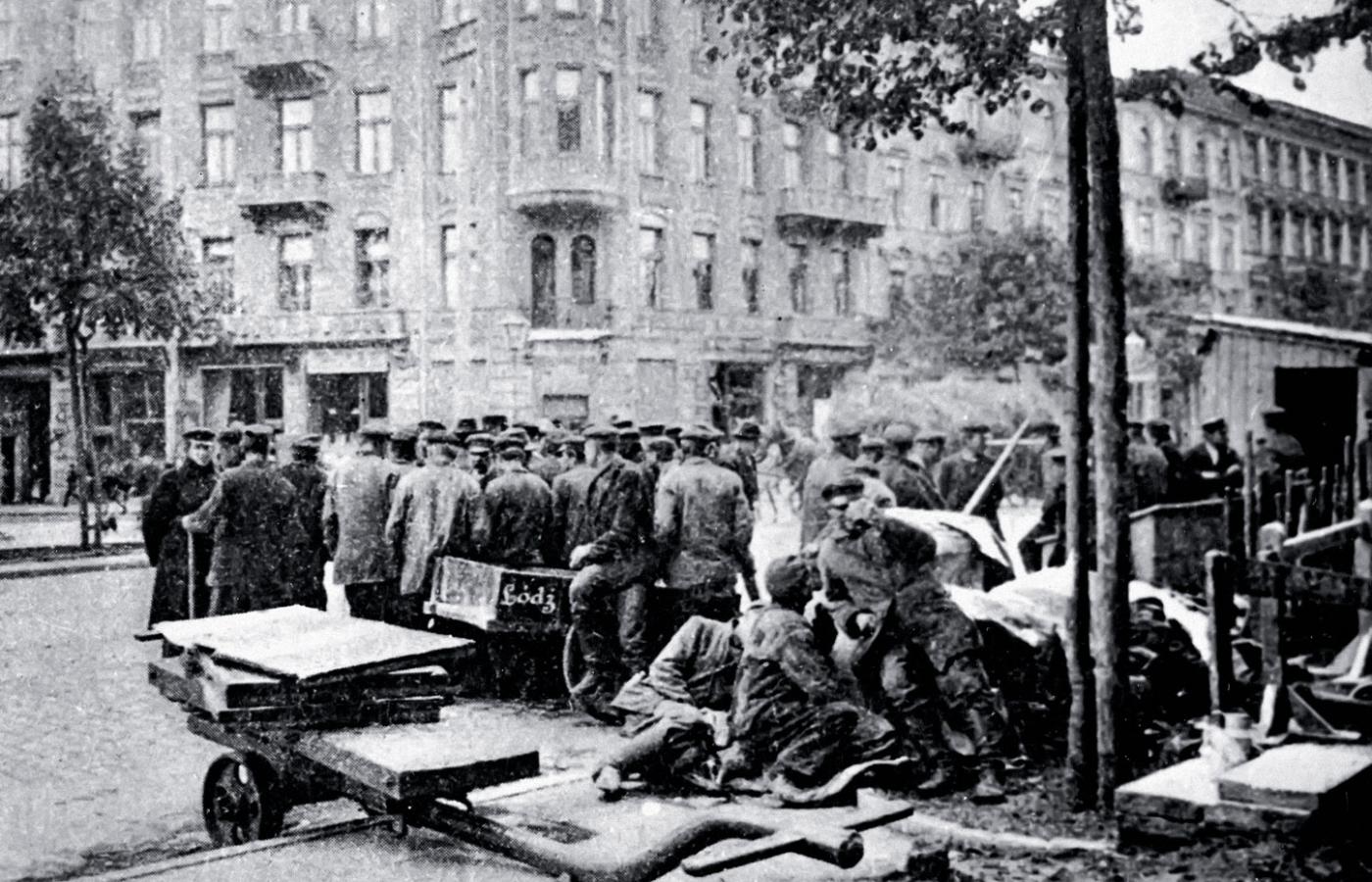 Rewolucjoniści na ulicach Łodzi w 1905 r.
