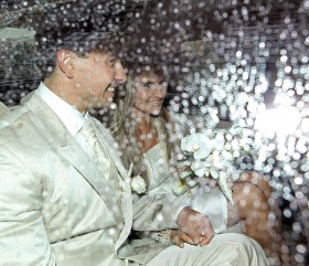 Zainteresowanie budzi życie osób znanych z mediów. A ich śluby są tymi wyjątkowymi. Limuzyna ślubna Katarzyny Skrzyneckiej i Macieja Łopuckiego.