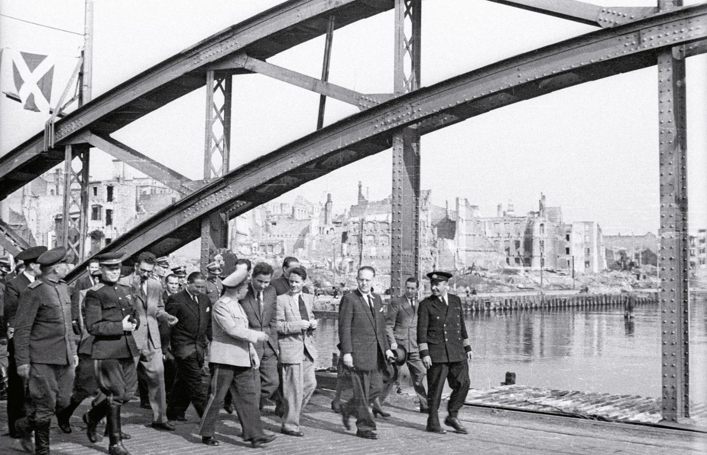 Uroczystość przekazania portu szczecińskiego przez władze radzieckie stronie polskiej na prowizorycznej kładce położonej na zniszczonym moście Długim, 19 września 1947 r.