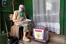 Mieszkanka podmoskiewskiej wsi głosuje w referendum konstytucyjnym.