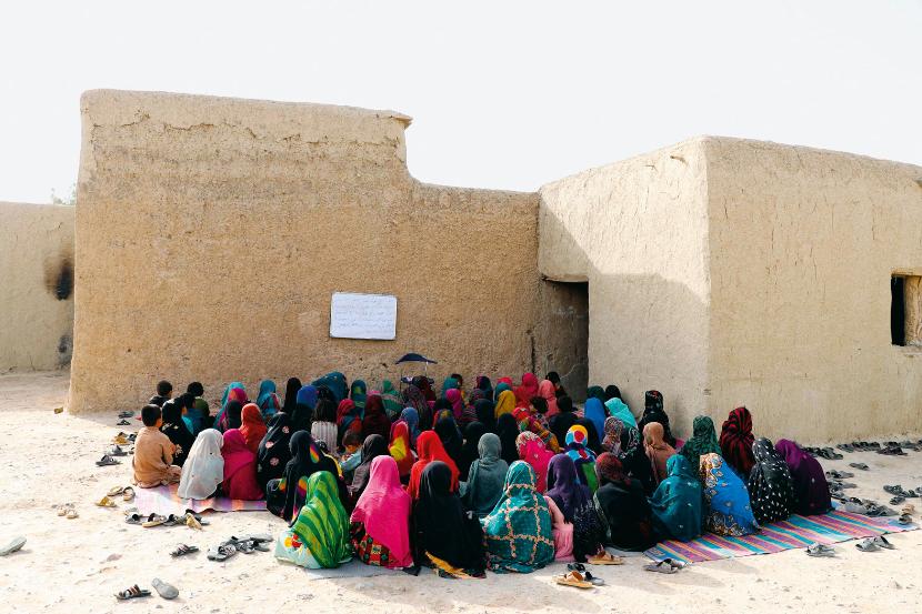 Dziewczęta zostały odcięte od szkolnictwa ponadpodstawowego. Cała nadzieja w edukacji online lub w wolontariuszkach, które nadal prowadzą nauczanie (na zdjęciu: kursy w Kandaharze, czerwiec br.).