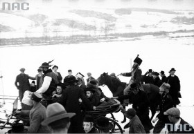 Orszak narzeczonego w drodze do domu narzeczonej - córki cadyka Ben Simon Halberstama z Bobowej. Bobowa k. Krakowa, luty 1932 r.