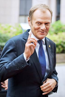 Z nazwiskiem Tuska wiąże się przełom w polityce polskiej ostatniej dekady, który sprowadza się do jej upartyjnienia na nowy sposób.