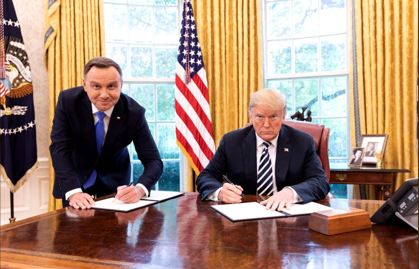 Stojący Duda, siedzący Trump – wpadka protokołu, wpadka prezydenta -  Polityka.pl