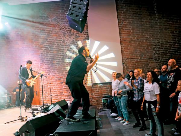 Zespół Dr Misio z Arkadiuszem Jakubikiem na scenie Biblioteki Elbląskiej