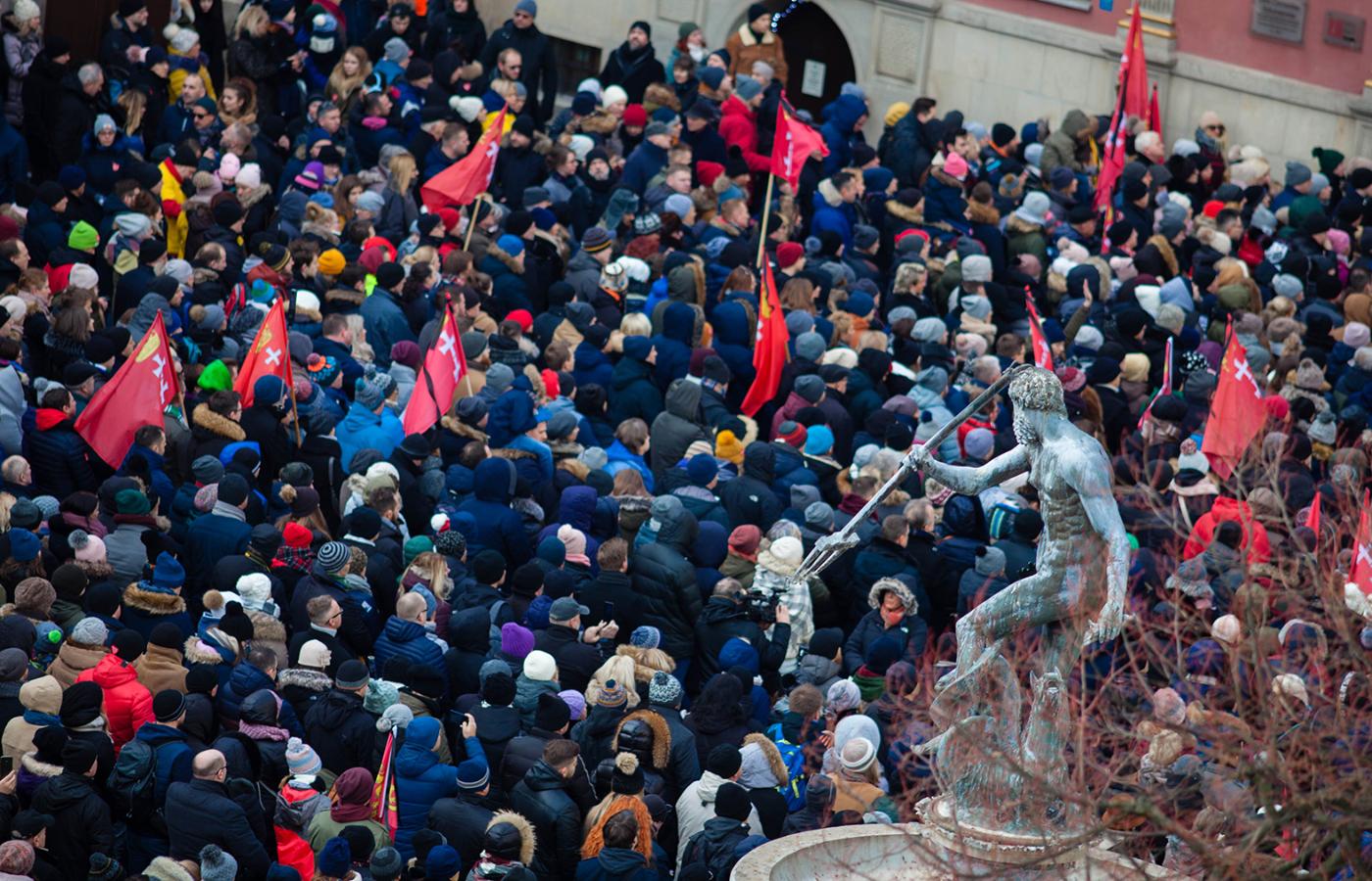 Ludzie zgromadzeni przed Bazyliką Mariacką w Gdańsku