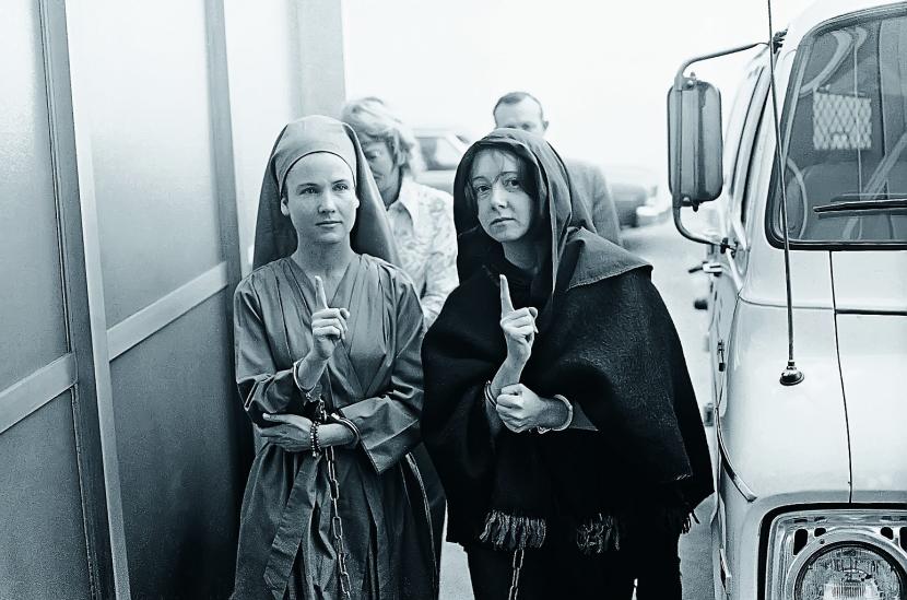 Ostatnie mohikanki Rodziny. Sandra Good (z lewej) i Lynette Fromme, w 1976 r. Pierwsza dostała 15 lat za szantaż, druga - dożywocie za zamach na G. Forda (zwolniona w 2009 r.).