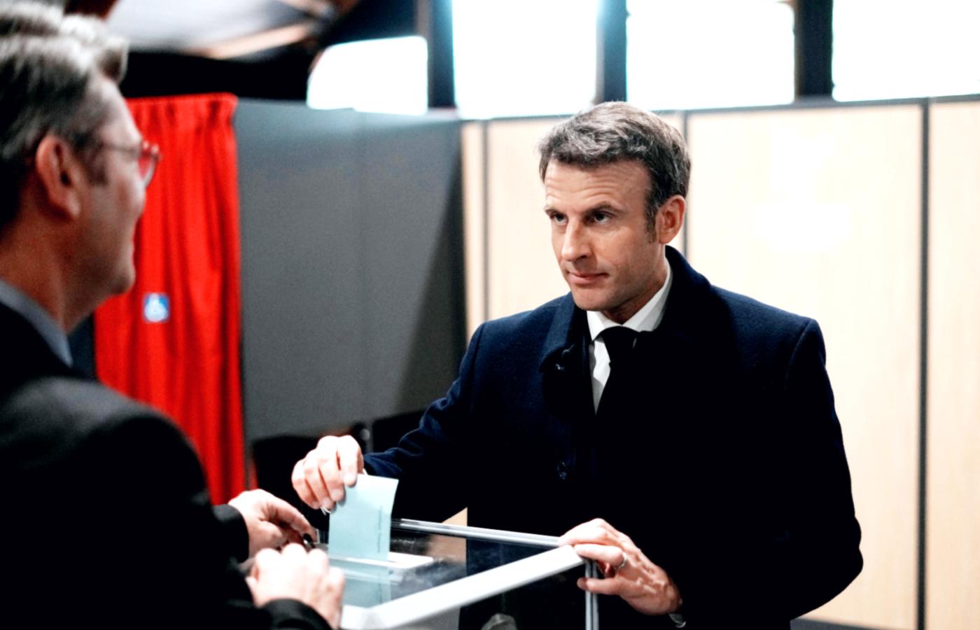 Emmanuel Macron oddaje głos podczas wyborów prezydenckich we Francji, 10 kwietnia 2022 r.