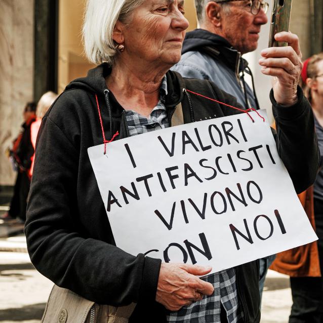 „Wartości antyfaszystowskie żyją z nami” – hasło z demonstracji z okazji Dnia Wyzwolenia Narodowego. Włochy, 25 kwietnia 2023 r.