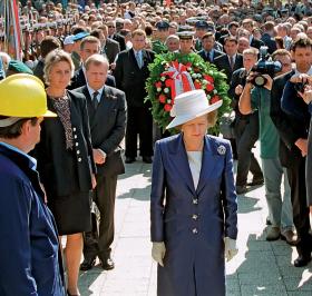Margaret Thatcher składa wieniec pod Pomnikiem Poległych Stoczniowców z okazji 20-lecia Porozumień Sierpniowych.