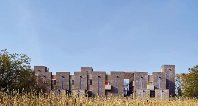 Ascetyczny kompleks budynków