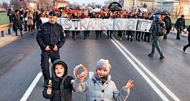Kraków, 8 marca. Kobiety niosą transparent wyhaftowany przez kolektyw Złote Rączki.